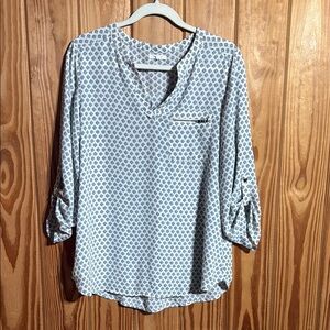 Maurice’s Blue and White Patterned Mid Length Sleeve Blouse Size L